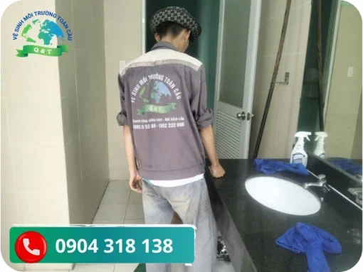 Kỹ thuật viên thông tắc bồn cầu