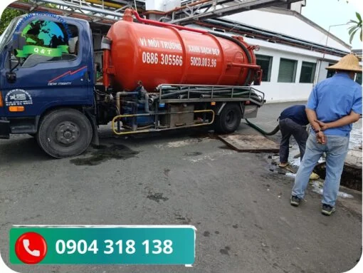 Xe hút hầm cầu đang hoạt động
